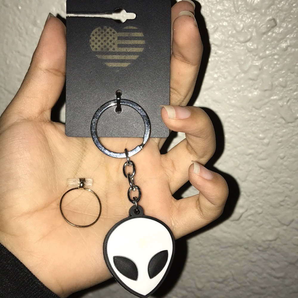 Brandy Melville key chain and ring bundle